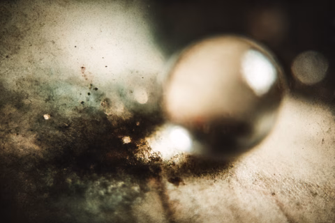 Abstrakte Glaskugel mit reflektierter Landschaft.