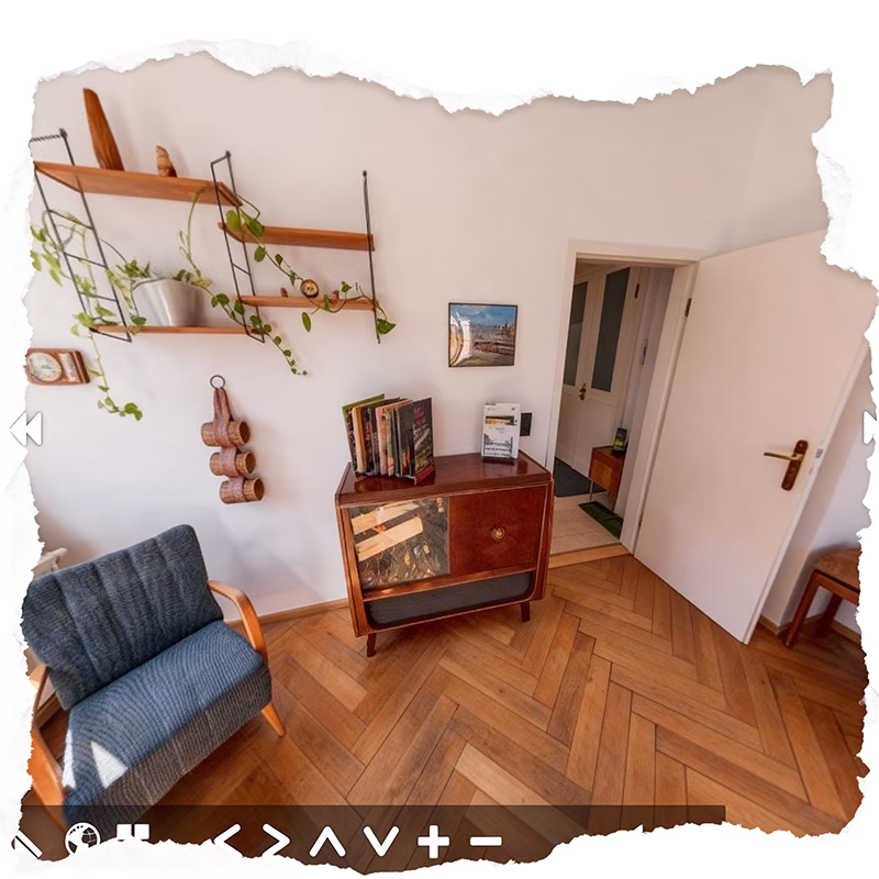 UserInterface mit 360-Grad-Navigationselementen von gemütlichem Wohnzimmer mit Parkettboden, Sessel, Vitrinenschrank, Wandregal mit Pflanzen.