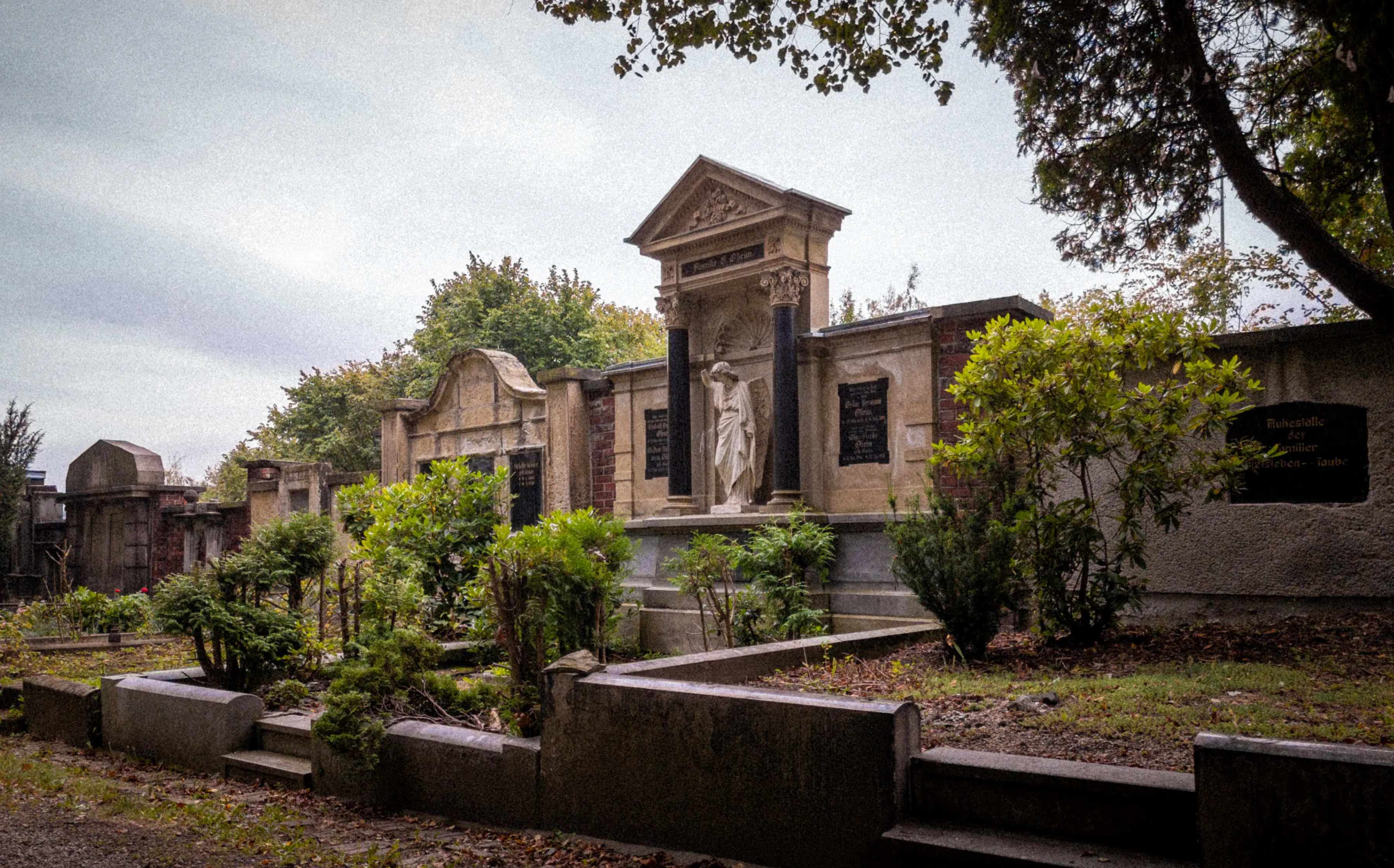 Historisches Wandgrab an einer Friedhofsmauer als Ausgangsmotiv für eine fotogrammetrische 3D-Rekonstruktion.