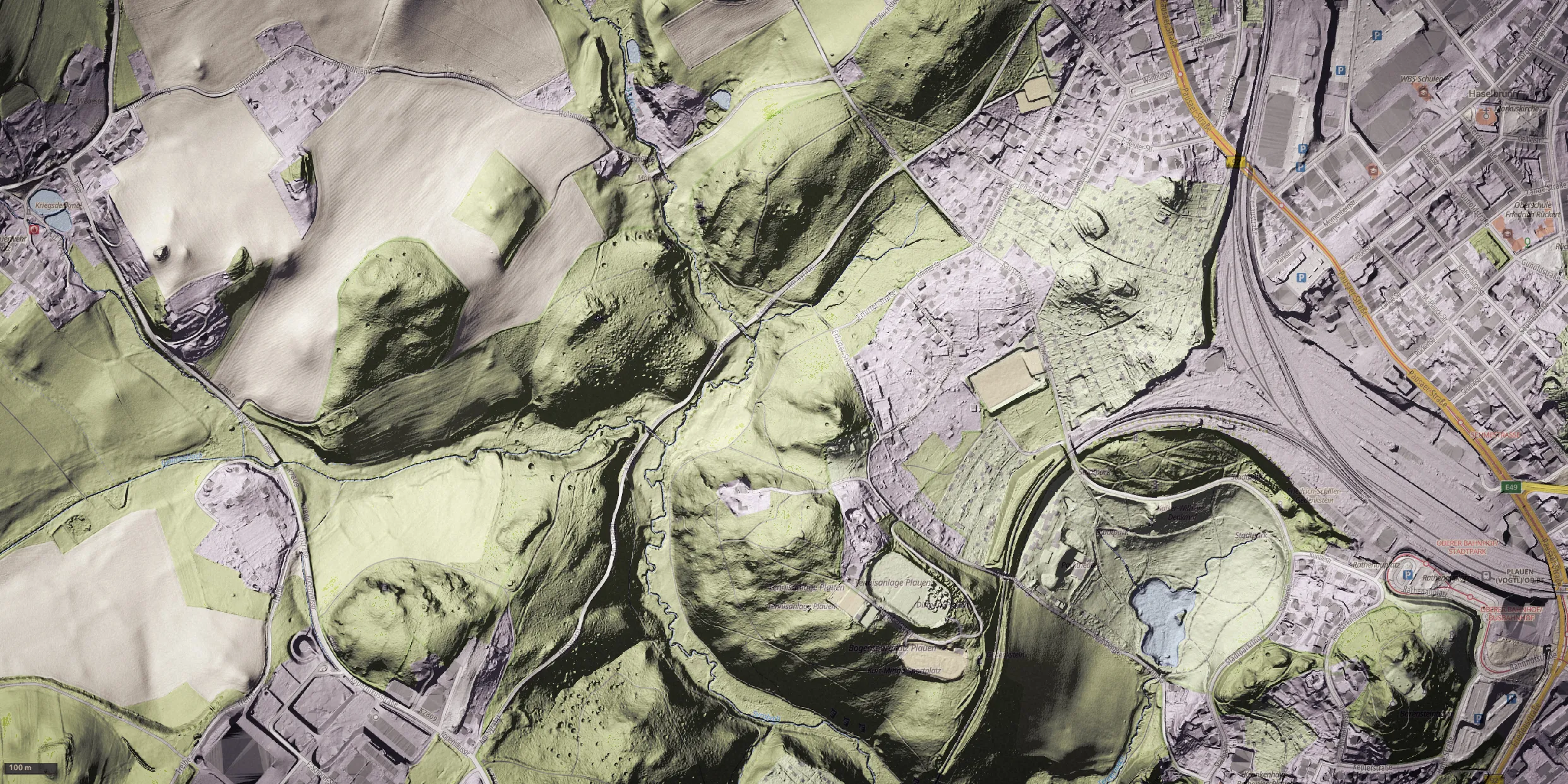 Reliefkarte (LiDAR-DGM) um den Oberen Bahnhof in Plauen: Syratal und Felder im Westen, Bahnareal und Stadtgefüge im Osten.